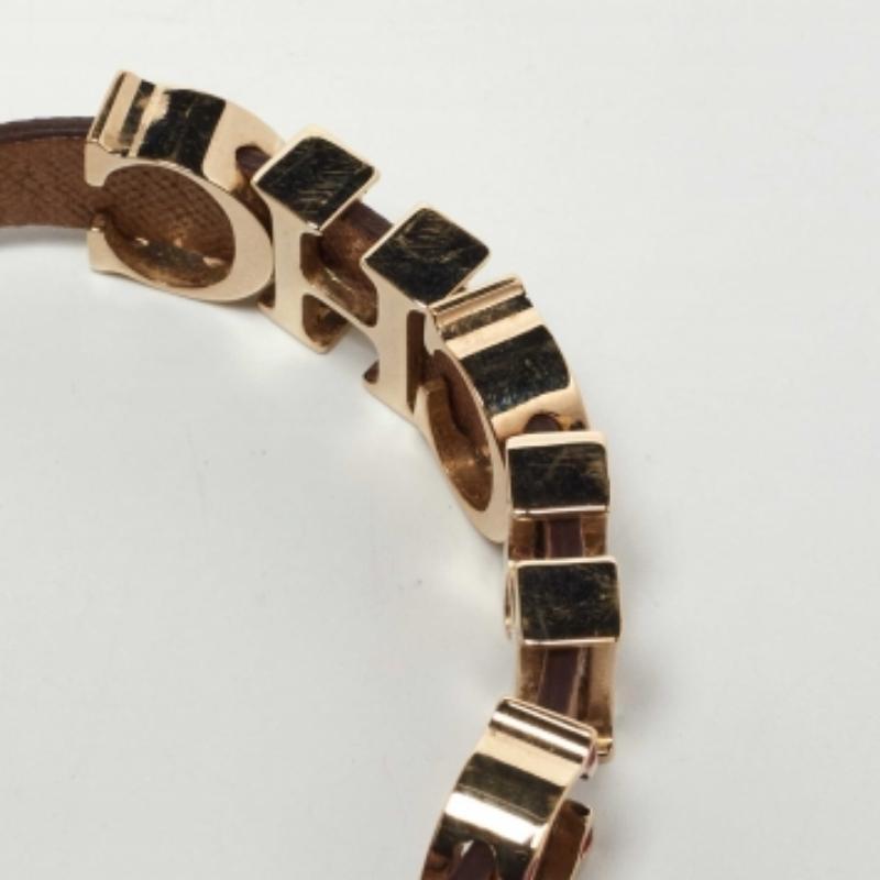 CH Carolina Herrera Braunes emailliertes CH-Logo Braunes Lederarmband mit Goldton im Angebot 1