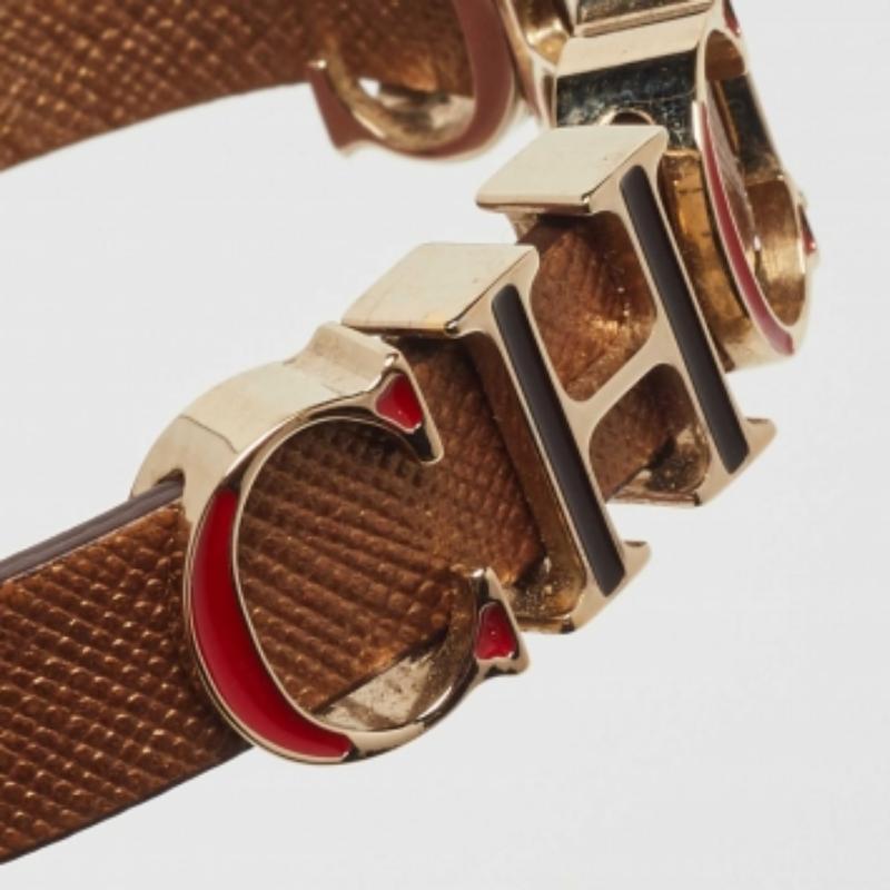 CH Carolina Herrera Braunes emailliertes CH-Logo Braunes Lederarmband mit Goldton im Angebot 2