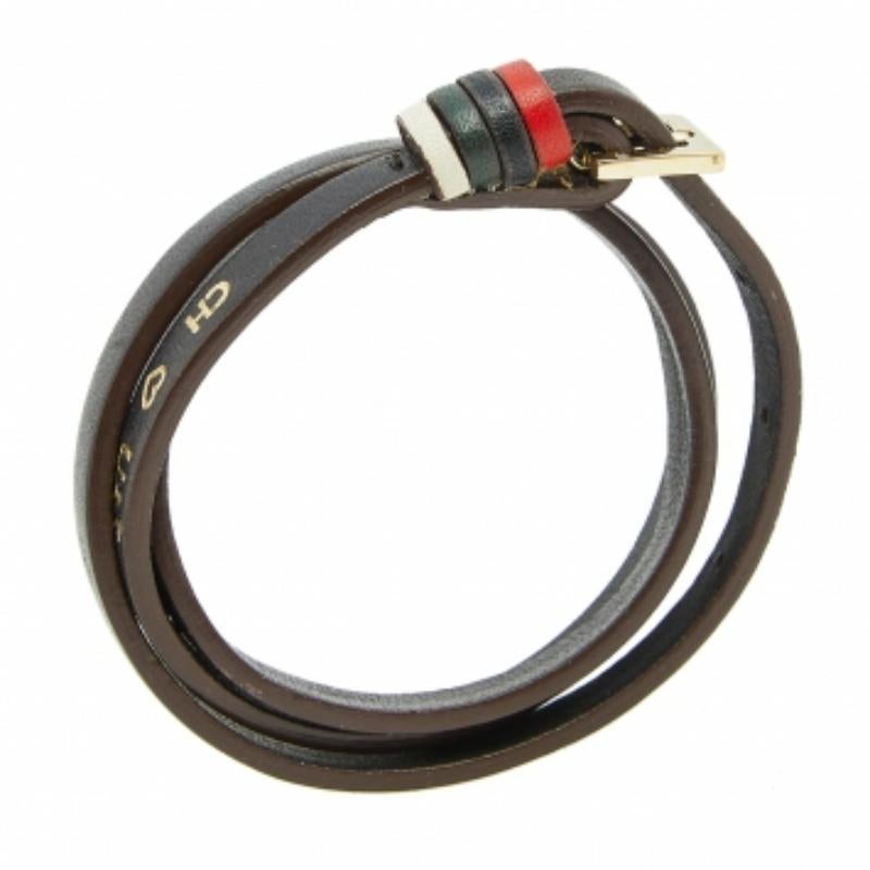 Un accessorio semplice ed elegante può fare miracoli per il tuo look, come questo bracciale di Carolina Herrera. Progettato in stile wrap, questo braccialetto presenta un corpo in pelle marrone e una fibbia dorata. Abbinalo ai tuoi look off-duty per