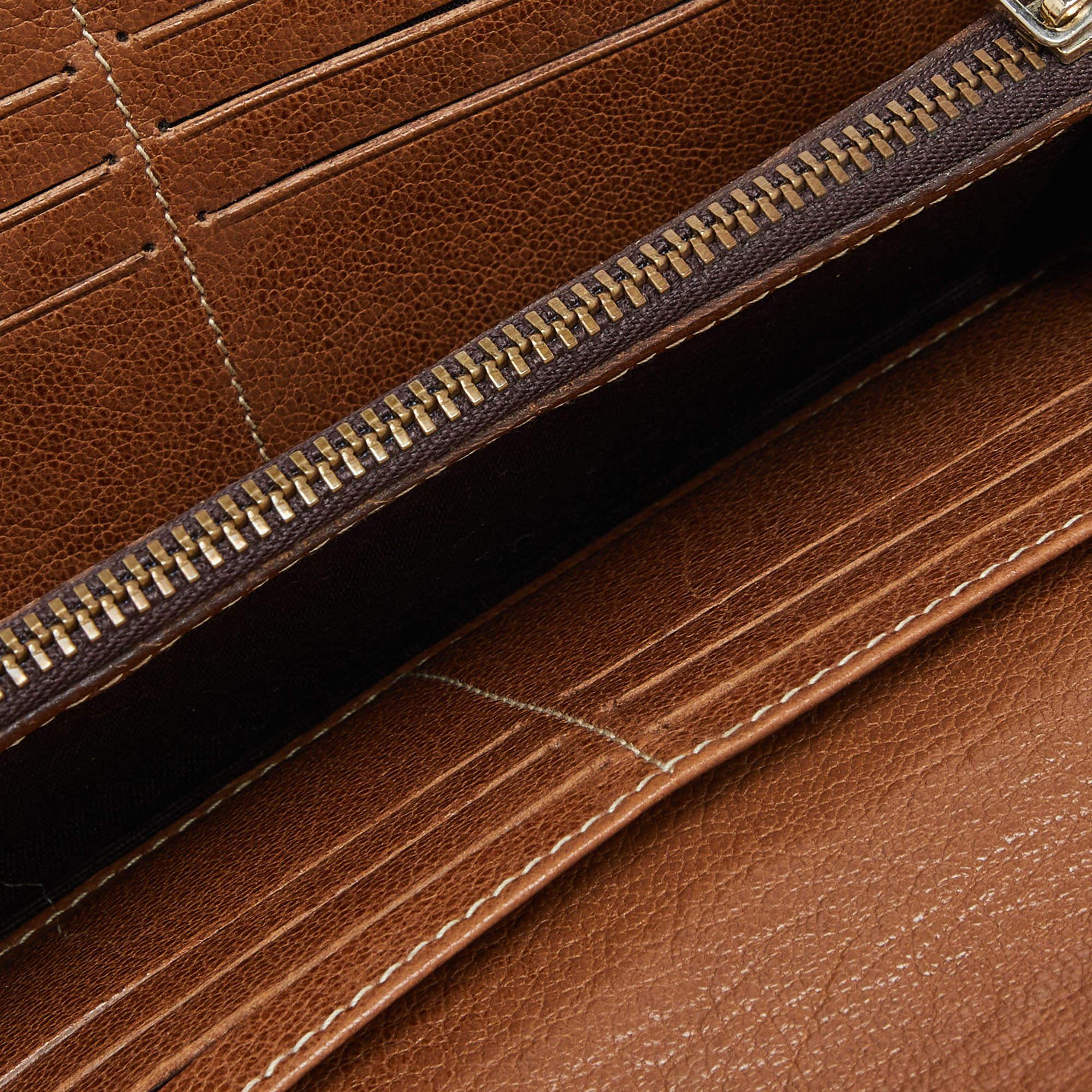Esta cartera de diseño es un equilibrio inmaculado de sofisticación y utilidad racional. Se ha diseñado utilizando materiales de primera calidad y se ha realzado con un acabado elegante. La creación está equipada con un amplio espacio para sus