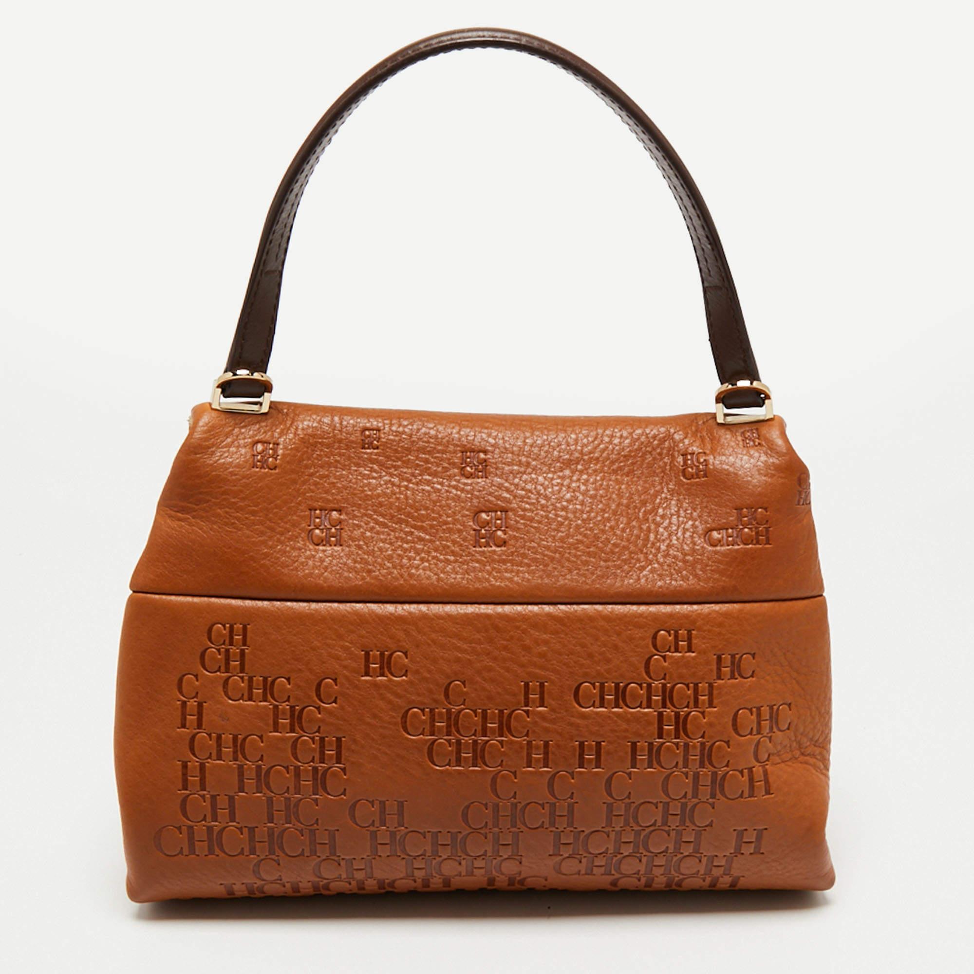 A suitable accessory for your casual day out, this CH Carolina Herrera bag proves minimalism can be classy, also. Created from logo-embossed leather, it is detailed with gold-tone hardware and a perfectly sized interior. The shoulder strap and