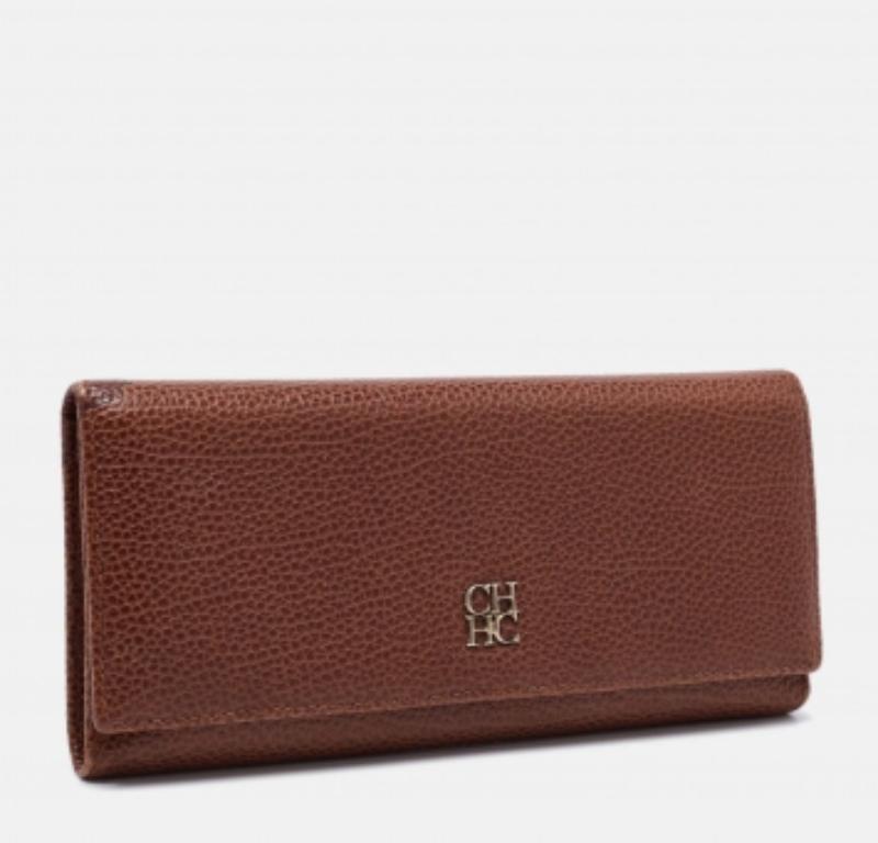 Présentant un design exclusif de CH Carolina Herrera, ce portefeuille élégant est un accessoire pratique. Conçu en cuir, son extérieur marron est agrémenté d'une touche fonctionnelle grâce à son intérieur compartimenté qui vous permettra d'organiser