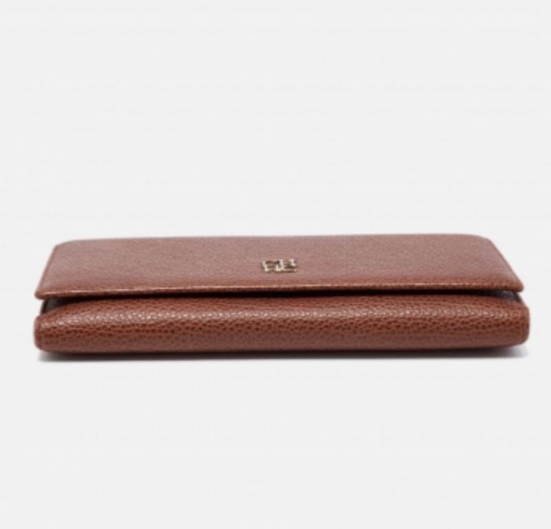 CH Carolina Herrera Portefeuille continental à rabat en cuir monogramme Brown État moyen - En vente à Dubai, Al Qouz 2