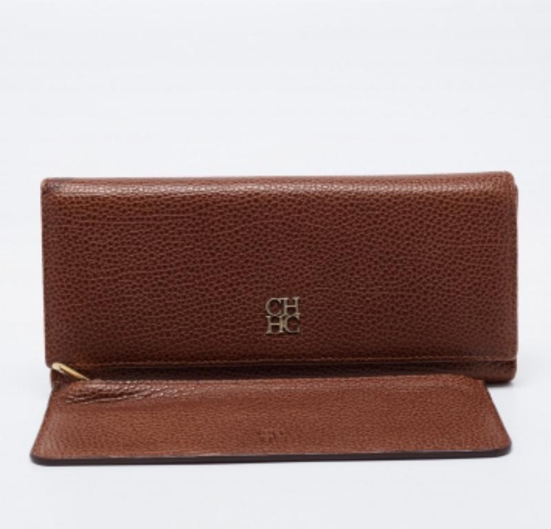 CH Carolina Herrera Portefeuille continental à rabat en cuir monogramme Brown Pour femmes en vente