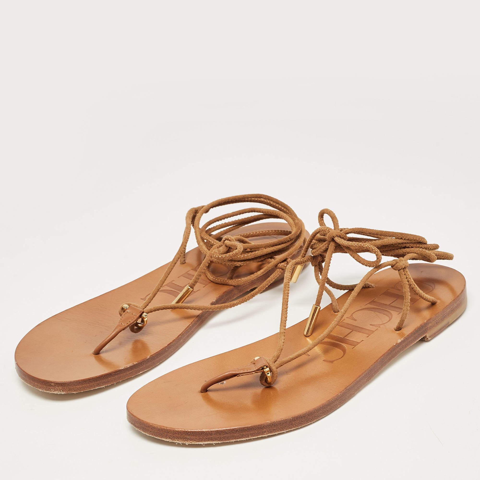 Póngase estas sandalias de diseño para arreglar cualquier conjunto. Son versátiles, elegantes y fáciles de peinar. Fabricadas con materiales de calidad, estas sandalias están bien construidas y son duraderas.