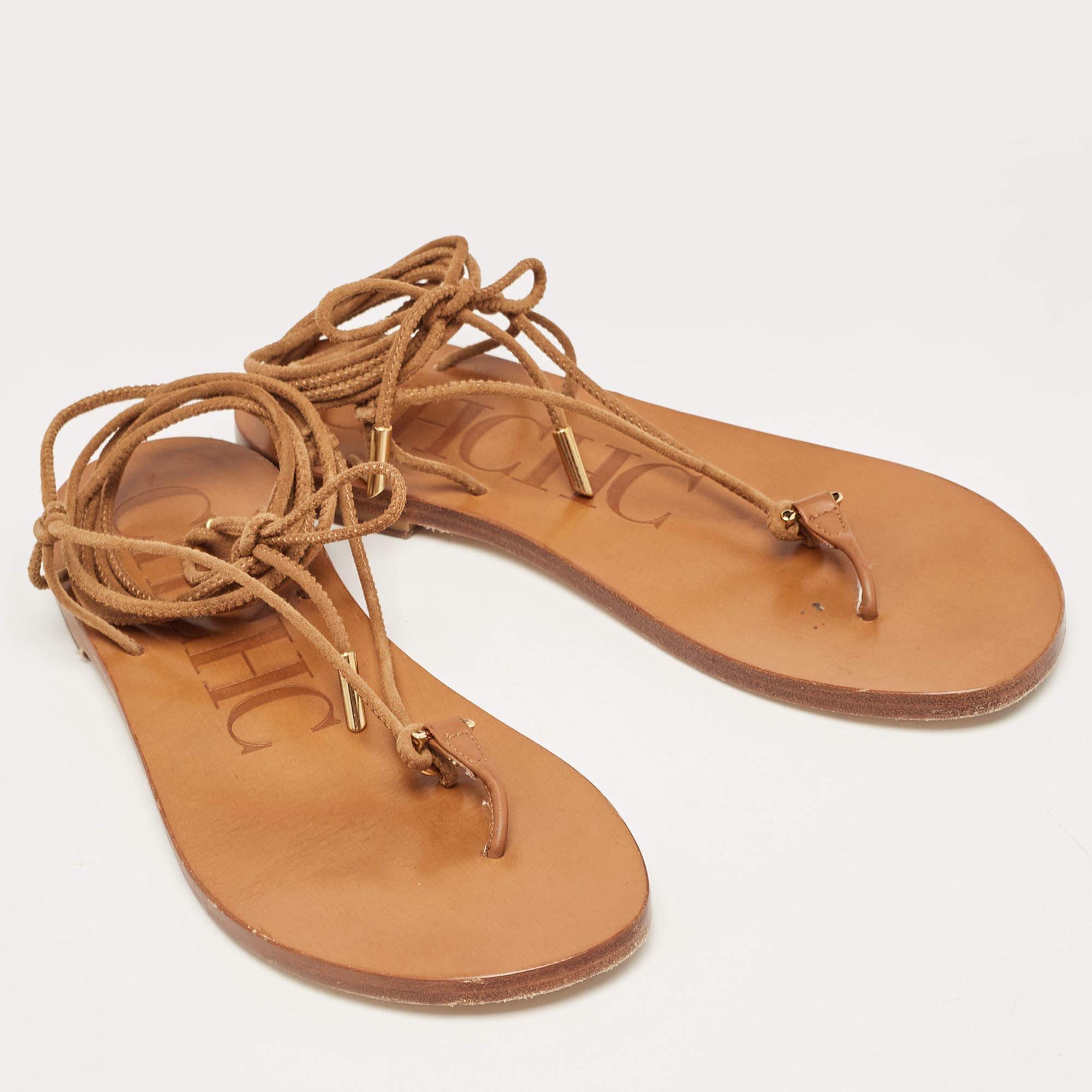 CH Carolina Herrera Sandalias planas con cordones de ante marrón talla 38 en Bueno Estado en Dubai, Al Qouz 2
