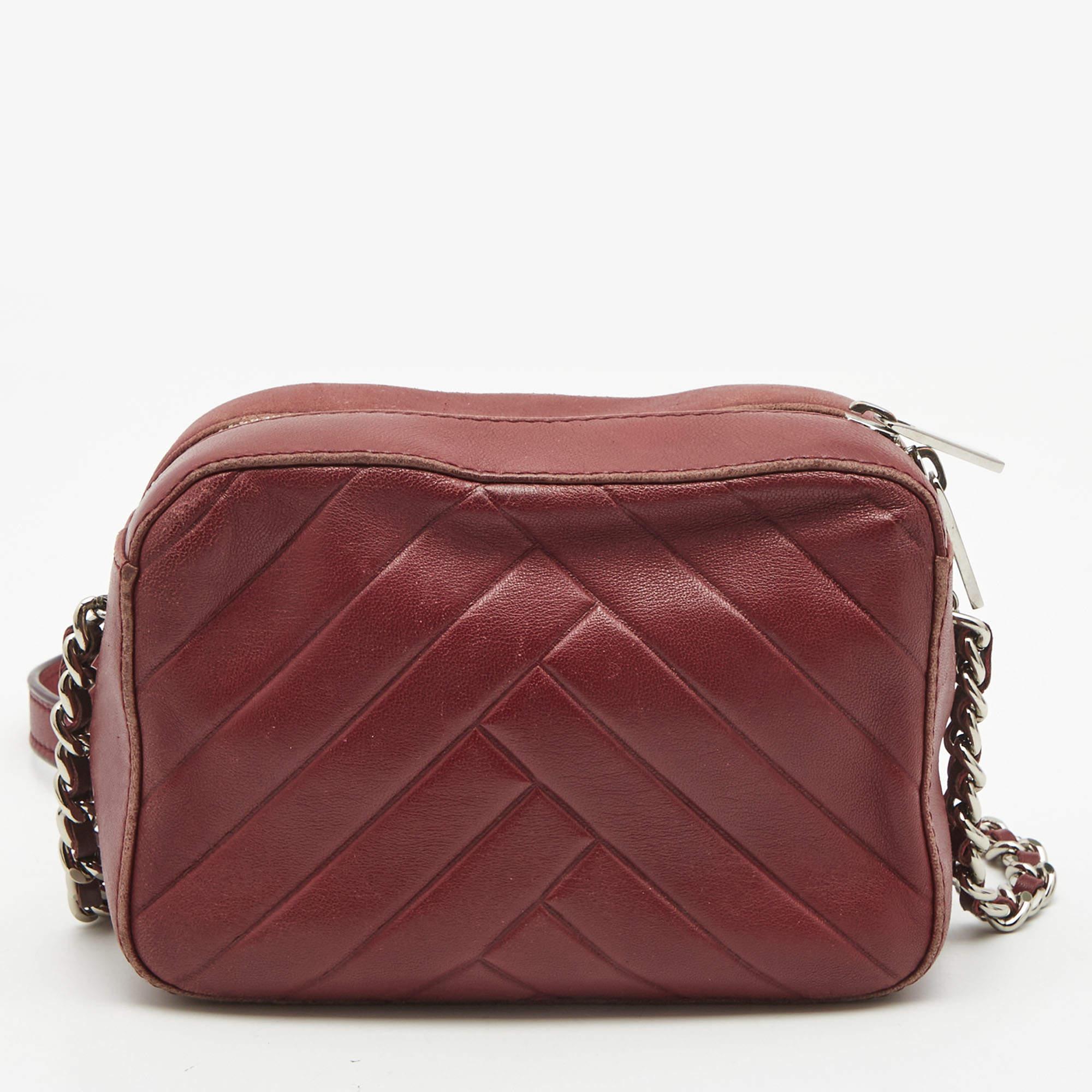 CH Carolina Herrera Burgundy Chevron Leather Logo Camera Crossbody Bag In Fair Condition For Sale In Dubai, Al Qouz 2