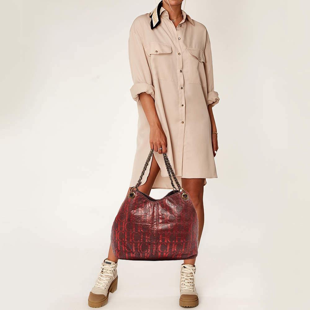 This alluring tote bag for women has been designed to assist you on any day. Convenient to carry and fashionably designed the tote is cut with skill and sewn into a great shape. It is well equipped to be a reliable accessory.