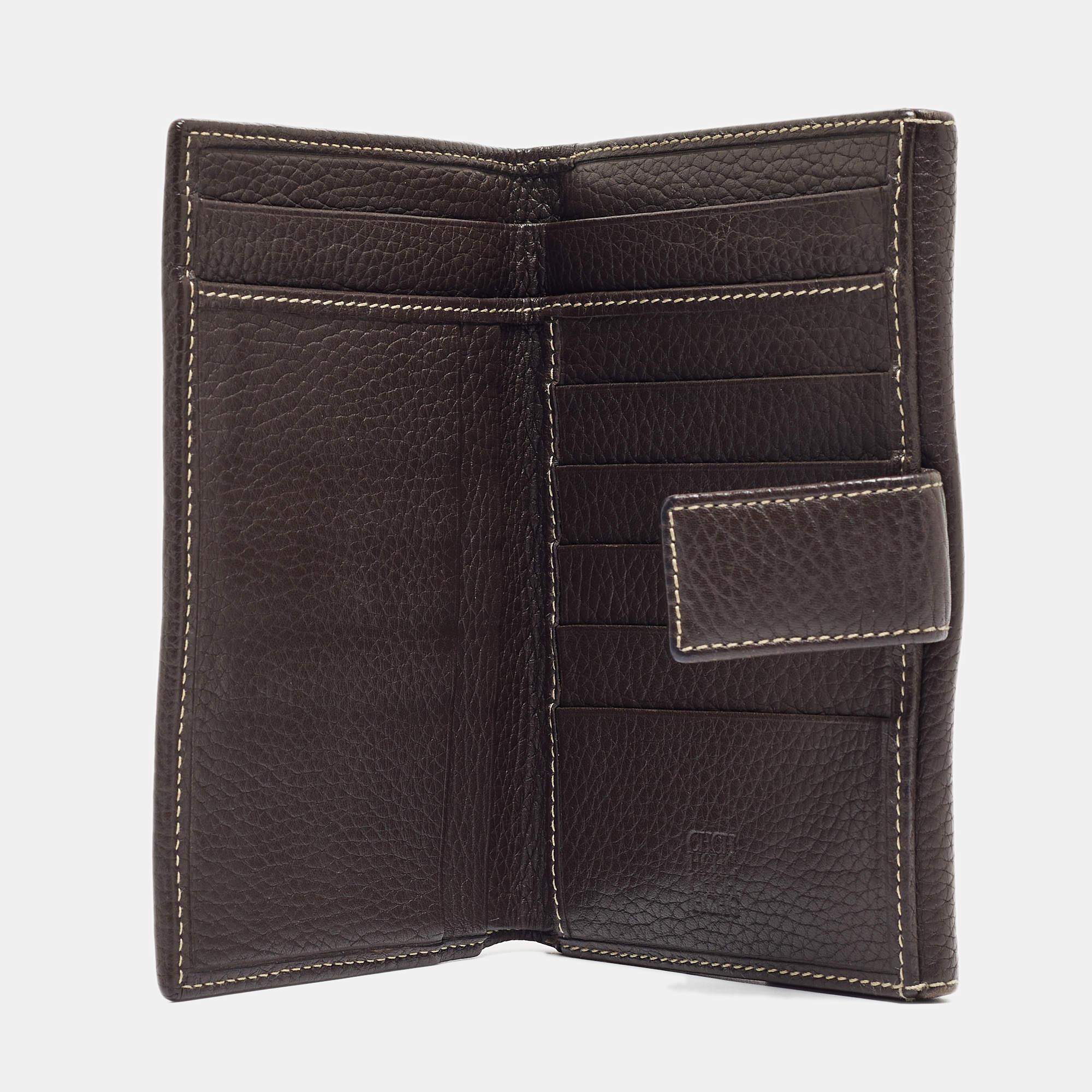 This choco brown wallet is a luxurious accessory that will prove to be super functional. It is made using durable materials on the exterior and unveils a well-organized interior.