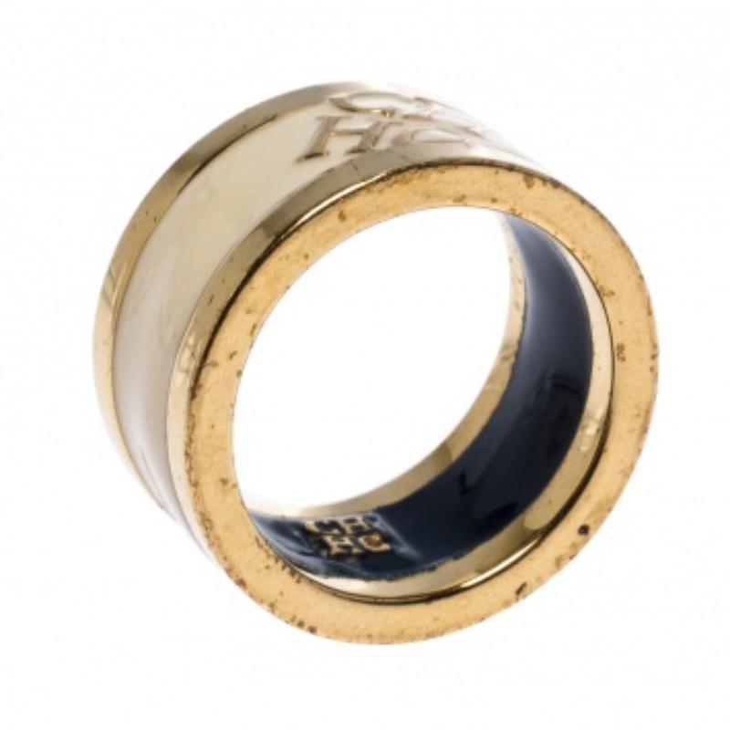 CH Carolina Herrera Cream Enamel Gold Tone Band Ring Size 52 In condizioni discrete in vendita a Dubai, Al Qouz 2