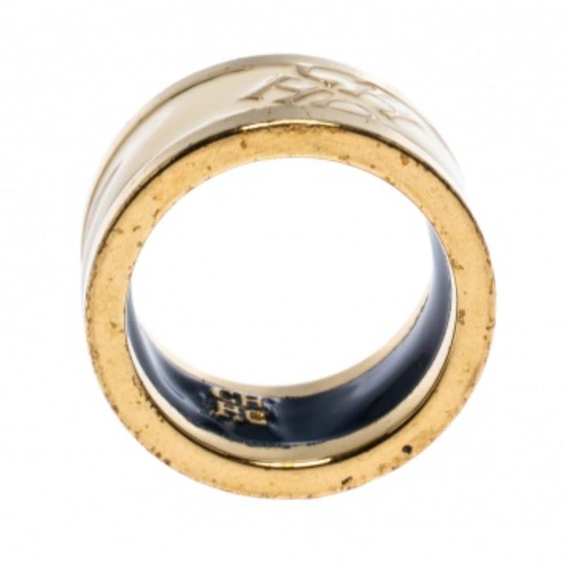 Donna CH Carolina Herrera Cream Enamel Gold Tone Band Ring Size 52 in vendita