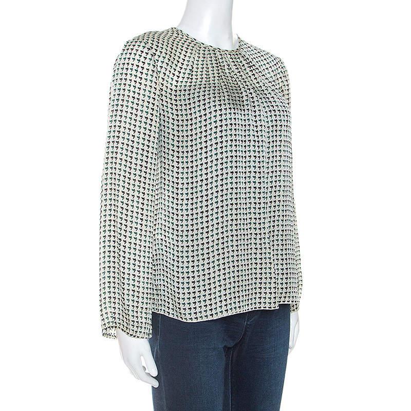 Have everyone marvel at this gorgeous blouse from CH Carolina Herrera. The lovely use of cream and geometric prints in this blouse makes you look stylish and chic. This uncommon silk creation with long sleeves is high in comfort too.
