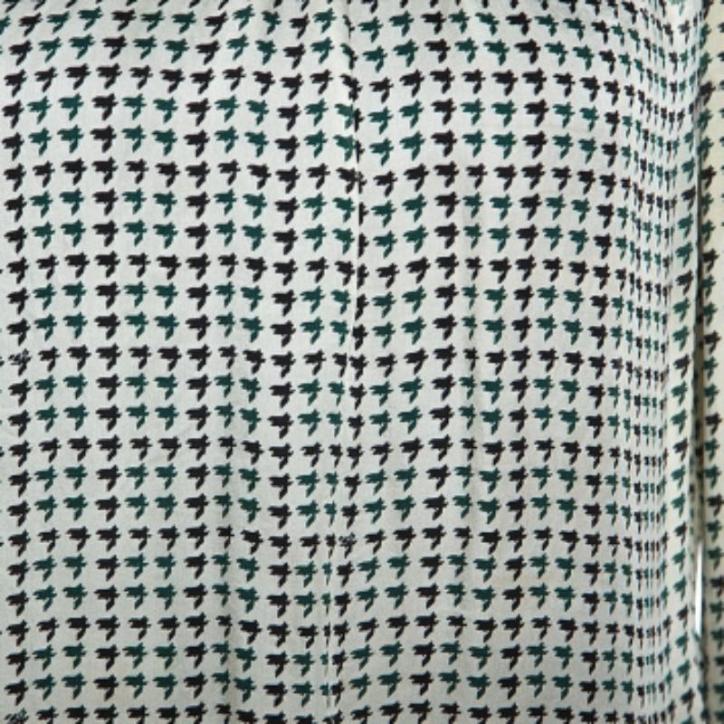 CH Carolina Herrera Blusa de Seda con Estampado Geométrico Crema M en Bueno estado para la venta en Dubai, Al Qouz 2