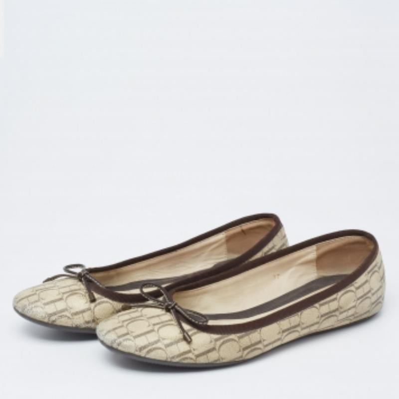 Flache Balletts werden nie aus der Mode kommen und sind das beste Paar Schuhe, wenn Sie Stil brauchen, ohne auf Komfort verzichten zu müssen. Dieses Paar von CH Carolina Herrera besticht durch seine elegante Silhouette und passt zu den meisten Ihrer