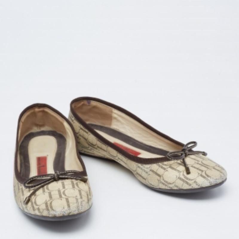 CH Carolina Herrera Cremefarbene Ballettschuhe mit Monogramm aus Segeltuch mit Schleife und Cap Toe Größe 37 (Braun) im Angebot