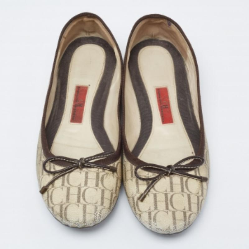 CH Carolina Herrera Cremefarbene Ballettschuhe mit Monogramm aus Segeltuch mit Schleife und Cap Toe Größe 37 im Zustand „Relativ gut“ im Angebot in Dubai, Al Qouz 2