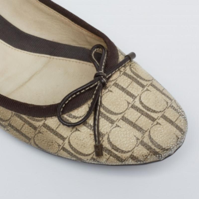 CH Carolina Herrera Cremefarbene Ballettschuhe mit Monogramm aus Segeltuch mit Schleife und Cap Toe Größe 37 im Angebot 2