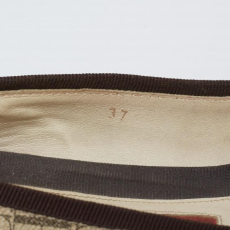 CH Carolina Herrera Cremefarbene Ballettschuhe mit Monogramm aus Segeltuch mit Schleife und Cap Toe Größe 37 im Angebot 3