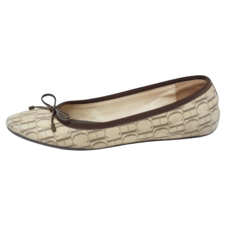CH Carolina Herrera Cremefarbene Ballettschuhe mit Monogramm aus Segeltuch mit Schleife und Cap Toe Größe 37 im Angebot