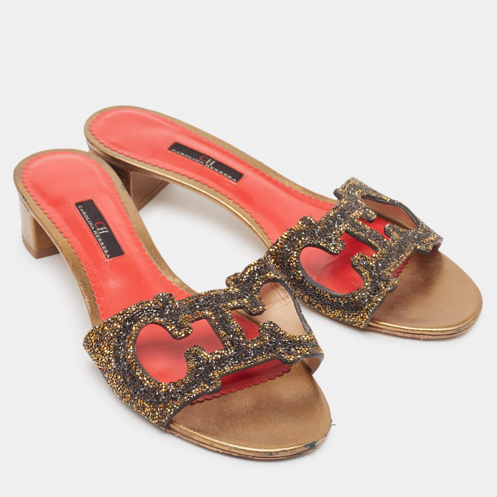 CH Carolina Herrera Crystal Embellished Leather Insignia Slide Sandals Size 40 In Fair Condition For Sale In Dubai, Al Qouz 2