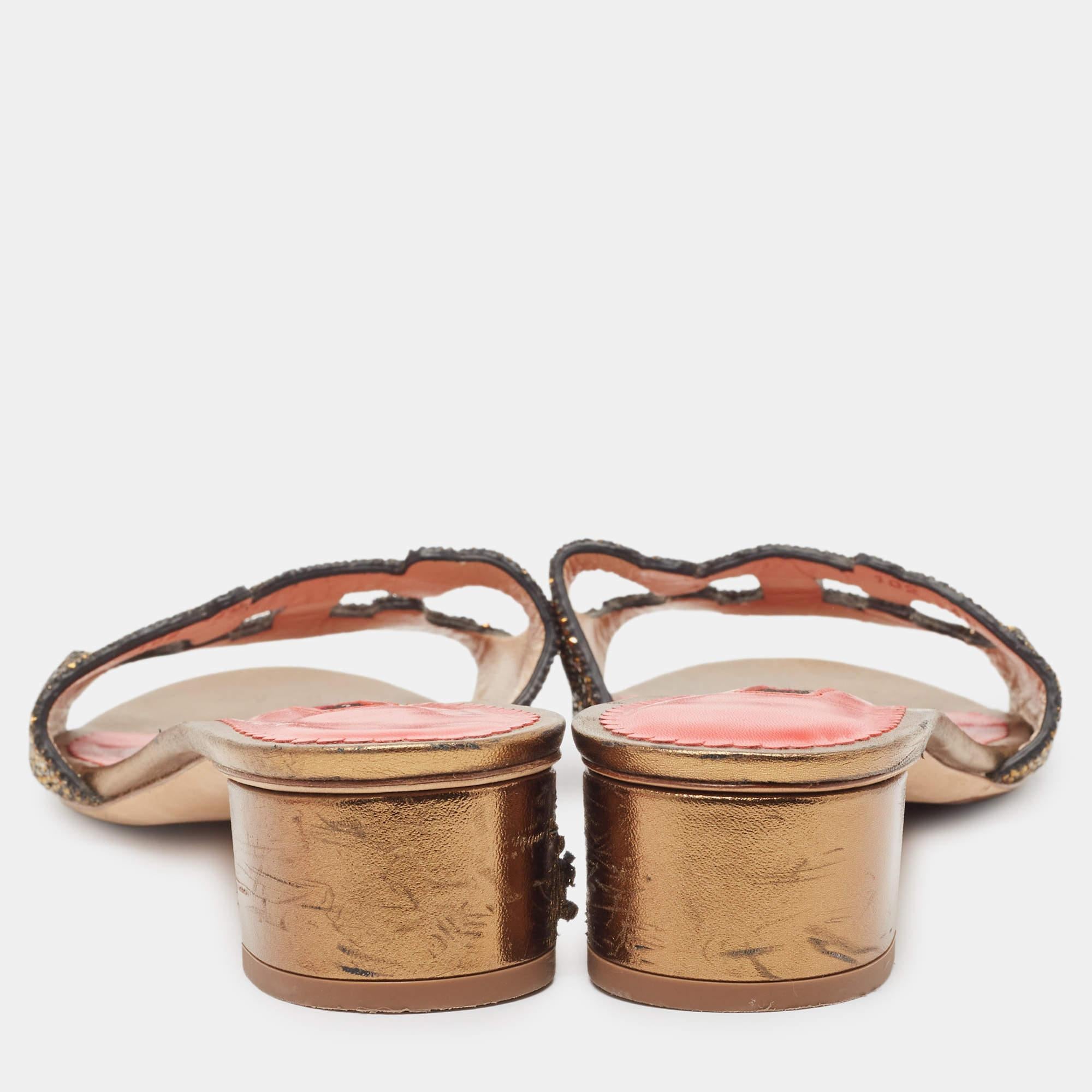 Women's CH Carolina Herrera Crystal Embellished Leather Insignia Slide Sandals Size 40 For Sale
