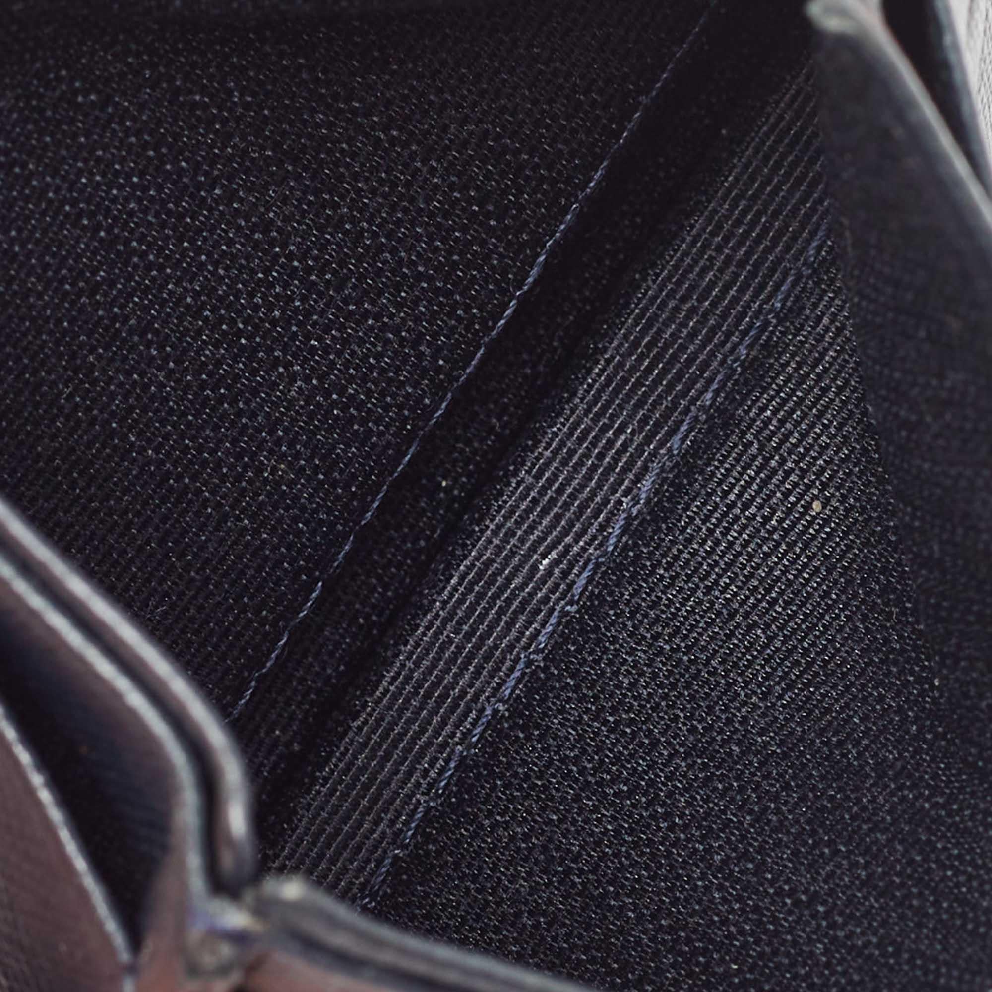 Conçu intelligemment pour contenir des cartes ou des cartes de visite, ce porte-cartes CH Carolina Herrera est à la fois élégant et fonctionnel. Fabriqué en cuir bleu foncé, il comporte plusieurs fentes pour cartes et des détails de logo. Il est