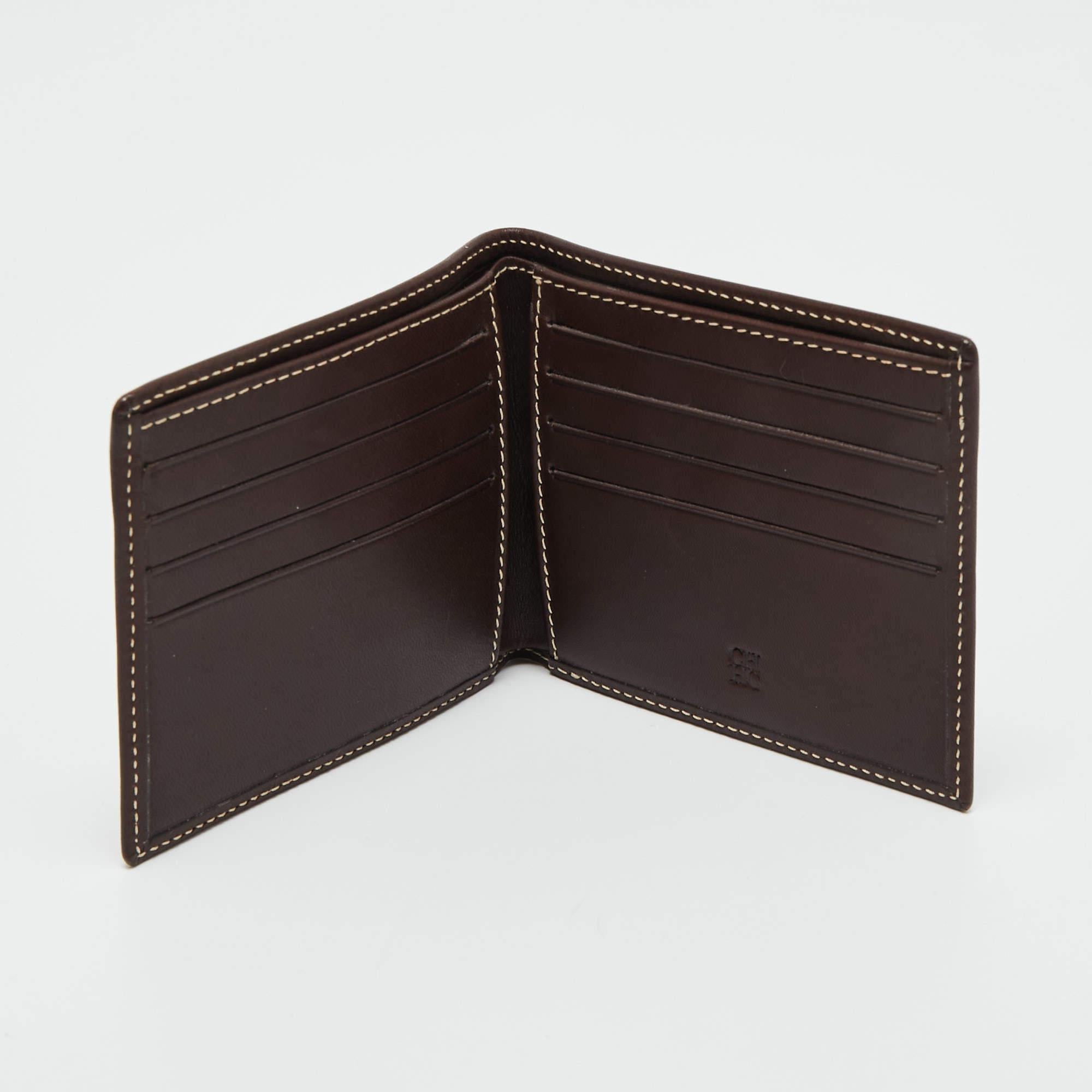 Dieses Designerstück wurde sorgfältig gefertigt, um Ihnen ein luxuriöses Accessoire zu bieten, das Sie zu schätzen wissen. Es zeichnet sich durch hohe Qualität und dauerhafte Attraktivität aus. Investieren Sie noch heute in sie