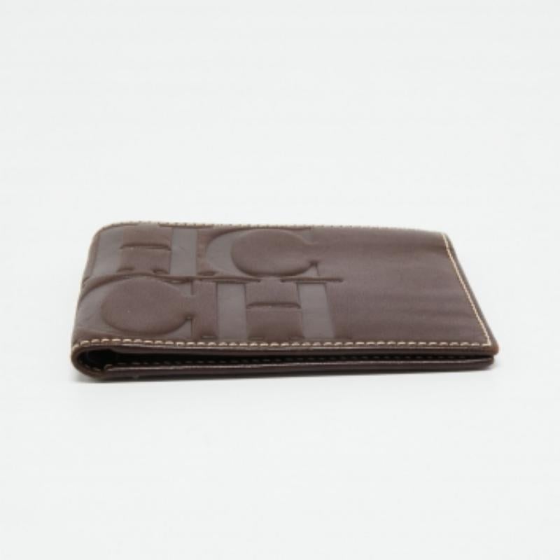 CH Carolina Herrera Portefeuille compact bifold en cuir Brown foncé Bon état - En vente à Dubai, Al Qouz 2