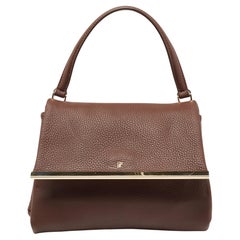 CH Carolina Herrera Dunkelbraune Leder-Tasche mit Metallklappe und Griff oben