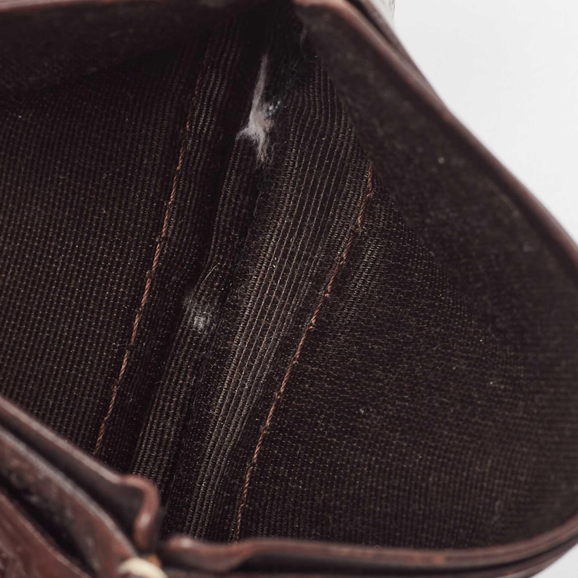 Progettato in modo intelligente per contenere carte o biglietti da visita, questo portacarte CH Carolina Herrera è elegante e funzionale. Realizzata in pelle marrone scuro, presenta molteplici scomparti per carte di credito e dettagli con logo. È