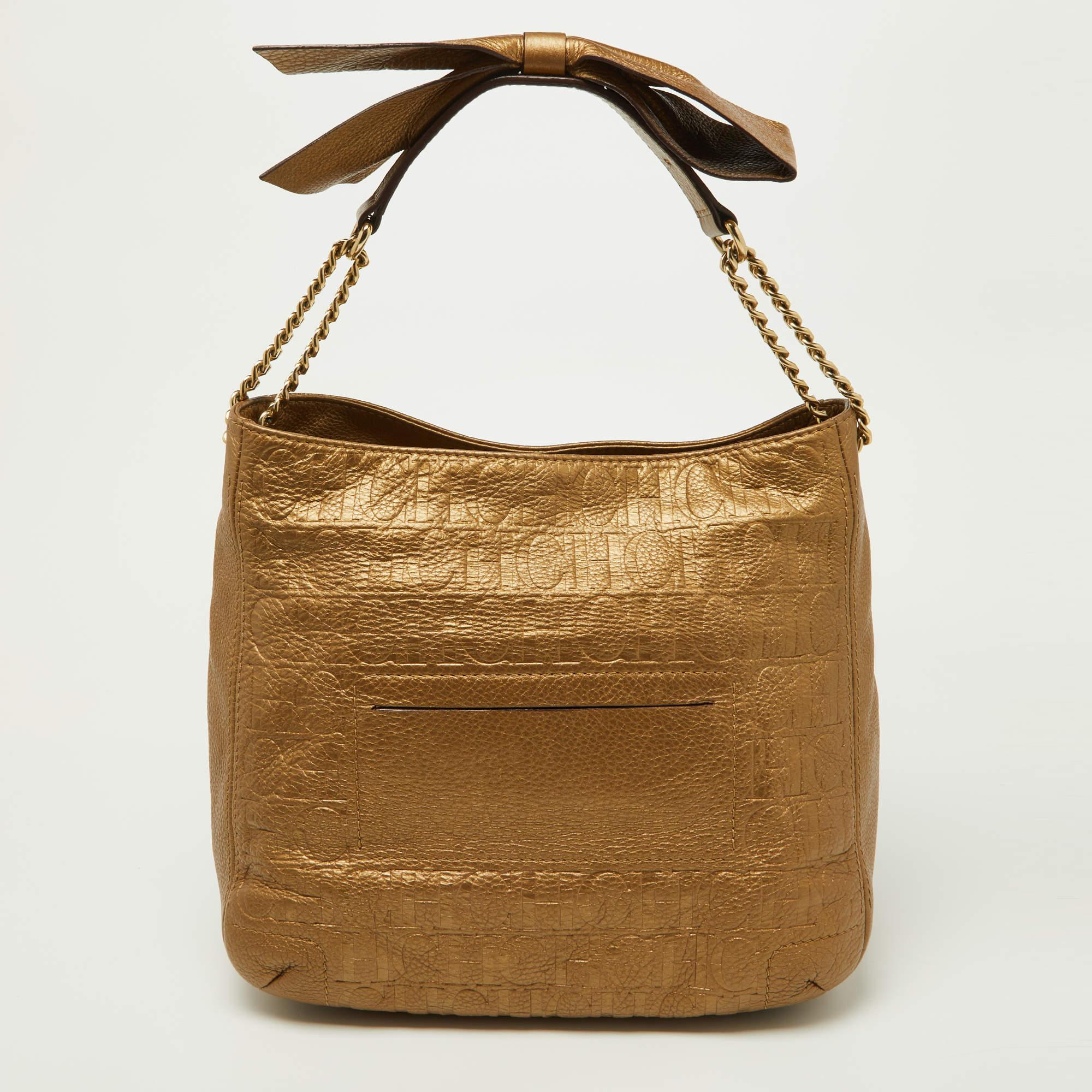 Created from gold embossed leather, this CH Carolina Herrera hobo works well as an everyday accessory. It makes for a stylish carry option with its bow-detailed chain handle at the top, and it flaunts gold-tone hardware. Lined with fabric, it is