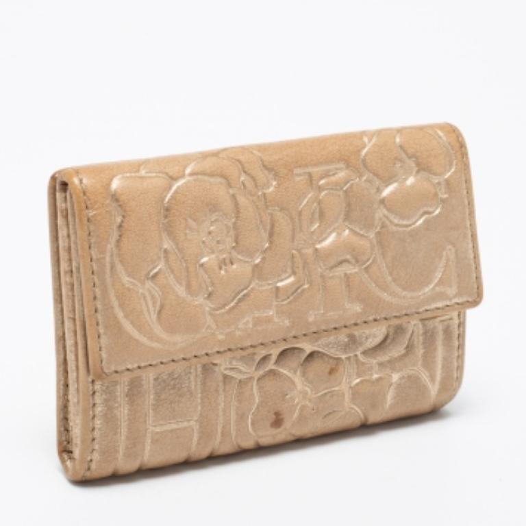 CH Carolina Herrera Gold Floral Embossed Leather Flap Compact Wallet For Sale 6