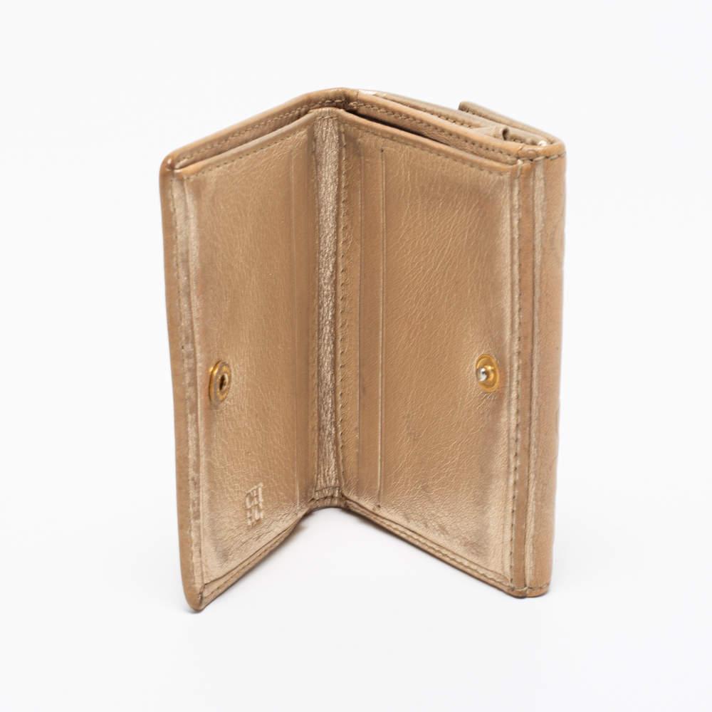 The fabric and leather interior of this CH Carolina Herrera wallet will keep your card and cash organized. Made from floral embossed leather its compact design makes it easy to slide into your tote.