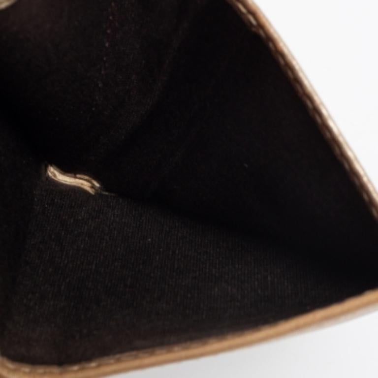 The fabric and leather interior of this CH Carolina Herrera wallet will keep your card and cash organized. Made from floral-embossed leather, its compact design makes it easy to slide into your tote.