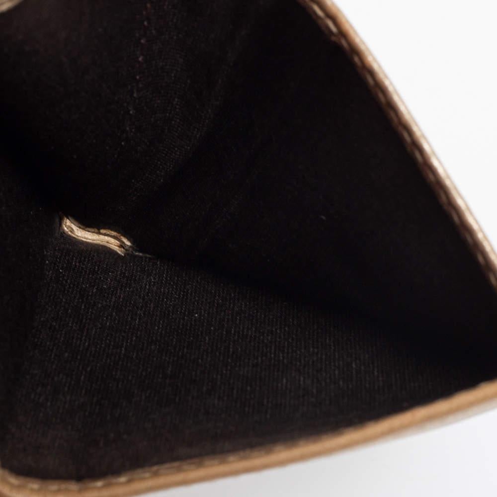 CH Carolina Herrera Gold Floral Embossed Leather Flap Compact Wallet In Fair Condition In Dubai, Al Qouz 2
