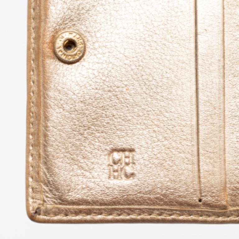 CH Carolina Herrera Gold Floral Embossed Leather Flap Compact Wallet In Fair Condition For Sale In Dubai, Al Qouz 2