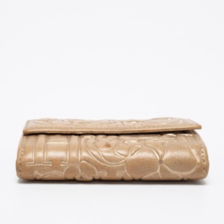 CH Carolina Herrera Gold Floral Embossed Leather Flap Compact Wallet For Sale 3