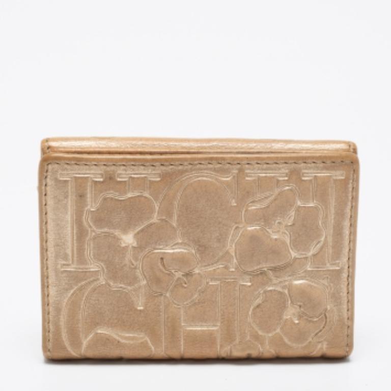 CH Carolina Herrera Gold Floral Embossed Leather Flap Compact Wallet For Sale 5