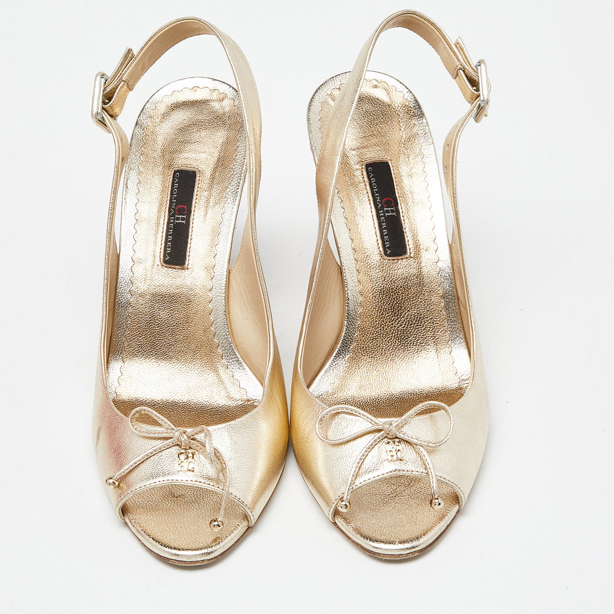 CH Carolina Herrera Gold Leather Ankle Strap Wedge Sandals Size 39 In Good Condition In Dubai, Al Qouz 2