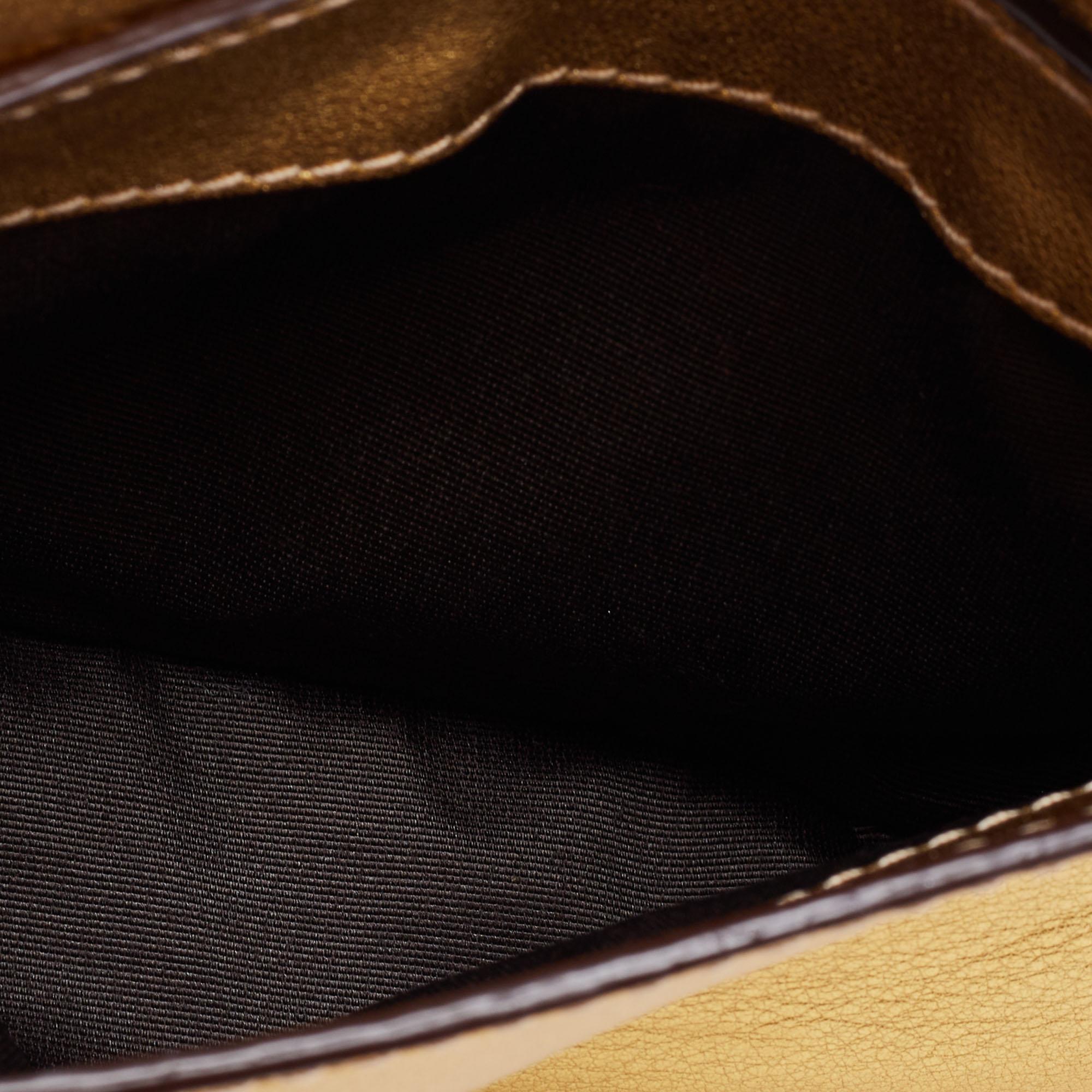 CH Carolina Herrera Gold Leather Logo Double Flap Chain Baguette Bag In Good Condition In Dubai, Al Qouz 2