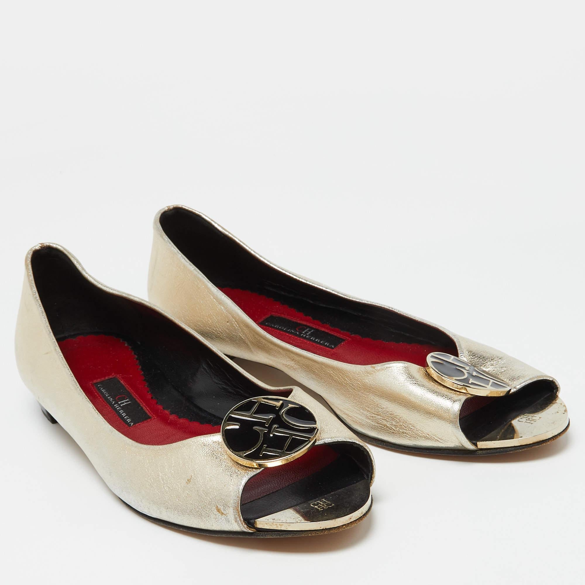 CH Carolina Herrera Gold Leather Logo Peep-Toe Ballet Flats Size 38 In Fair Condition For Sale In Dubai, Al Qouz 2