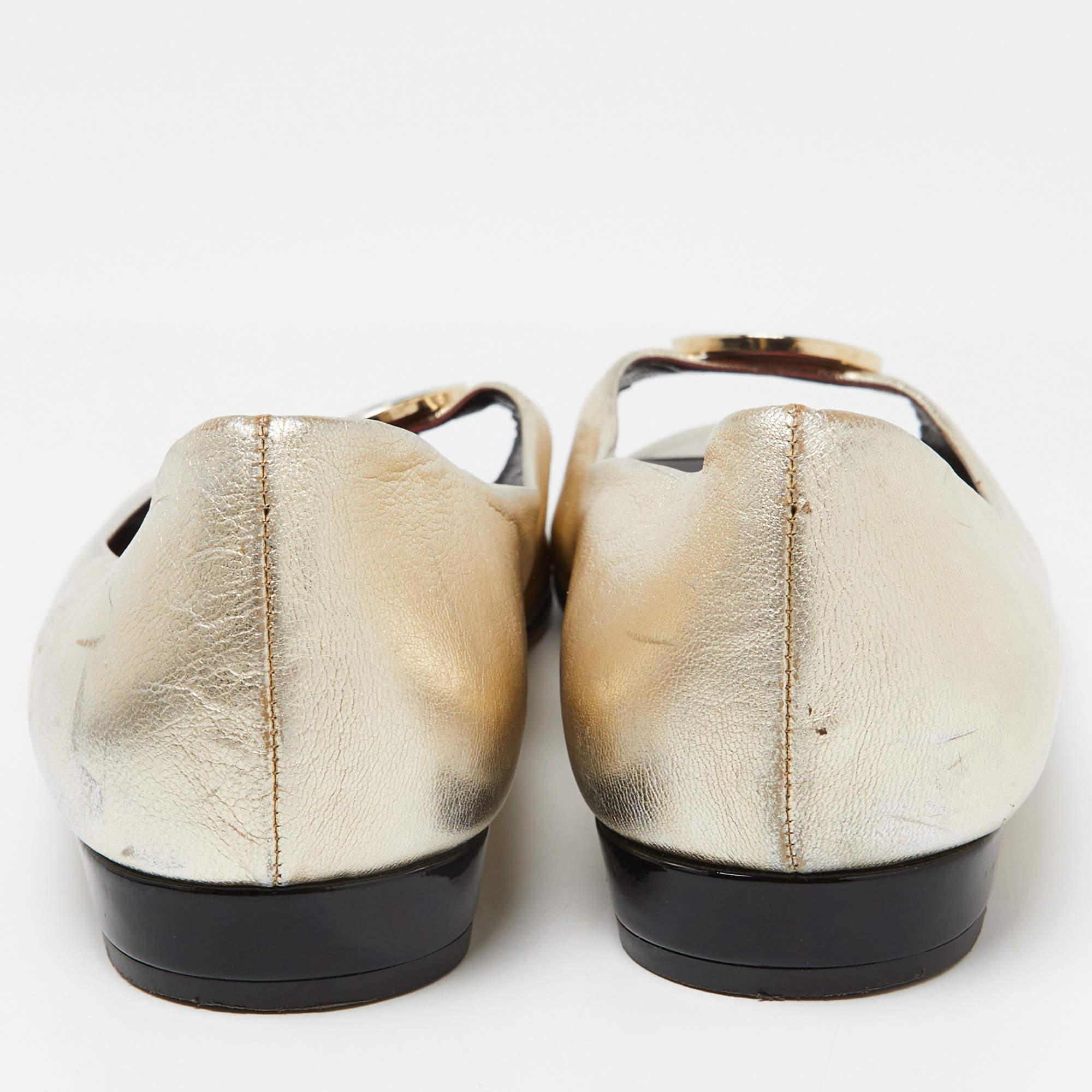 Women's CH Carolina Herrera Gold Leather Logo Peep-Toe Ballet Flats Size 38 For Sale