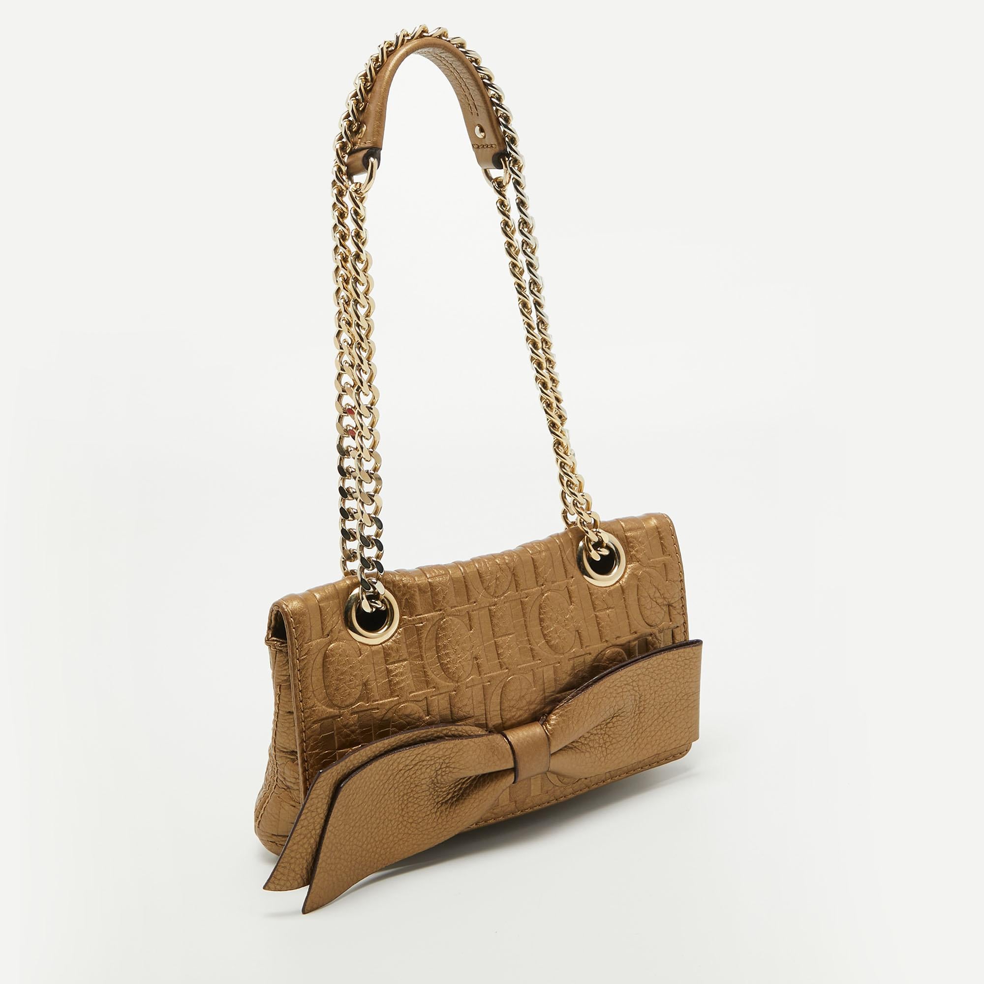 Erhöhen Sie Ihren Stil mit dieser CH Carolina Herrera Tasche. Dieses exquisite Accessoire, das Form und Funktion miteinander verbindet, ist der Inbegriff von Raffinesse und sorgt dafür, dass Sie mit Eleganz und Zweckmäßigkeit an Ihrer Seite