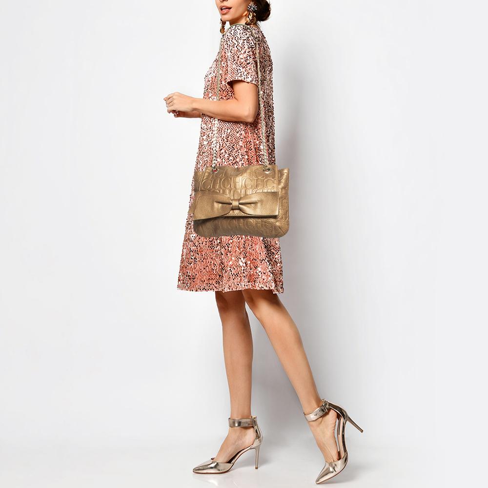 Designer bags are ideal companions for ample occasions! Here we have a fashion-meets-functionality piece crafted with precision. It has been equipped with a well-sized interior that can easily fit all your essentials.