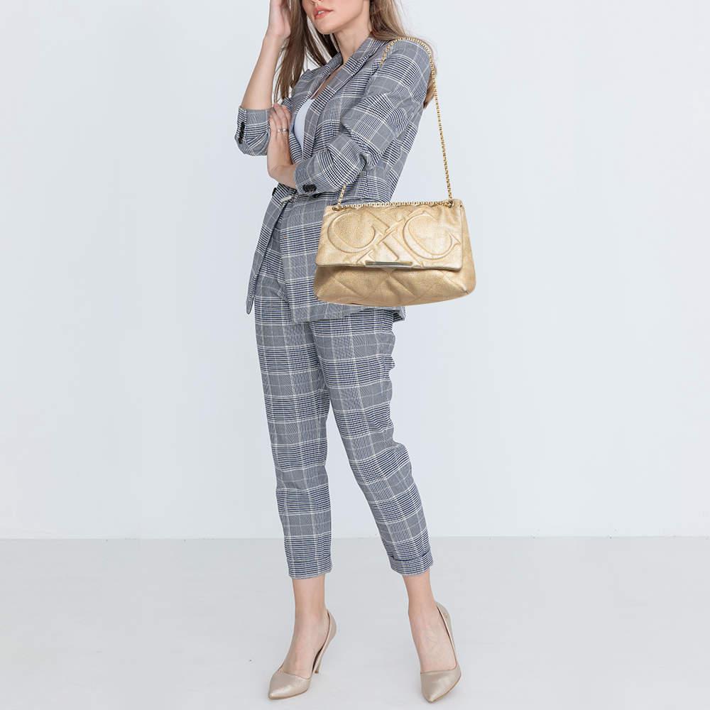 Designer bags are ideal companions for ample occasions Here we have a fashion meets functionality piece crafted with precision. It has been equipped with a well sized interior that can easily fit your small essentials.