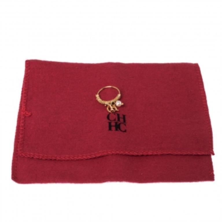 This stunning ring from CH Carolina Herrera has the power to jazz up your looks! It comes crafted from gold-tone metal and detailed with a chain-link that carries a pearl accent and the 'CH' logo charms. It is a statement piece that exudes an