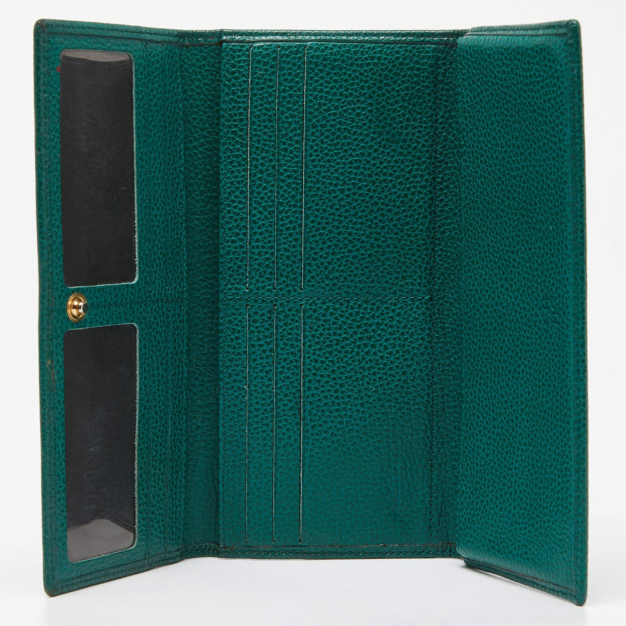 Compatto ed elegante, questo portafoglio sarà il tuo compagno di viaggio preferito. Progettato con materiali di qualità, il suo interno è suddiviso in diversi scomparti per conservare perfettamente le tue carte e i tuoi contanti.