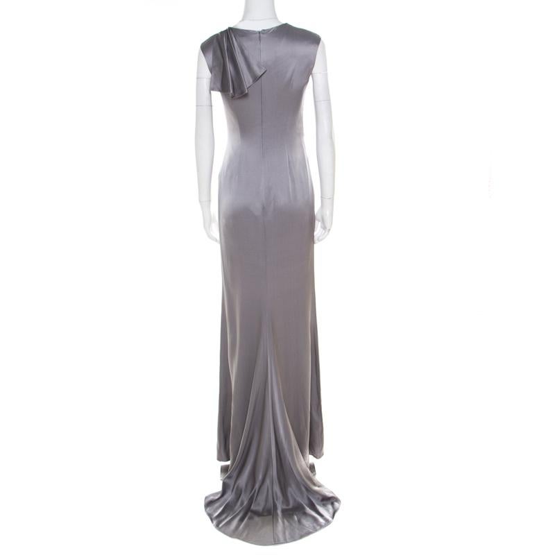 This maxi dress from CH Carolina Herrera is chic, sophisticated and very stylish! The sleeveless grey creation is made of 100% silk and features a flattering feminine silhouette. It flaunts a round neckline and a ruched and draped detailing on the