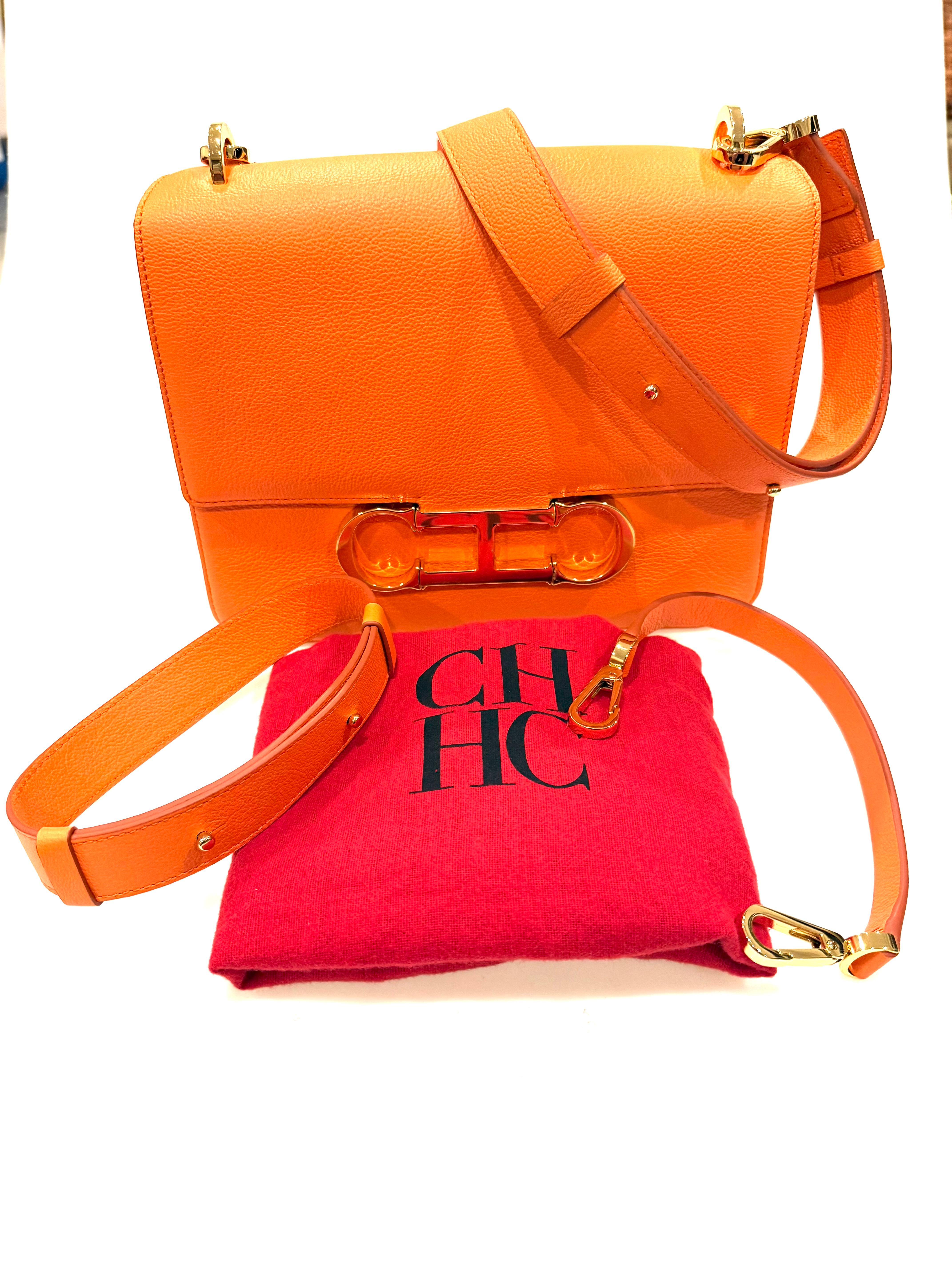 CH Carolina Herrera Initials Insignia Satchel Medium • Orange Leather • SS 22


Elevate your wardrobe with this CH Carolina Herrera Initials Insignia Satchel in bold orange grained leather. From the Spring/Summer 2022 collection, this medium-sized