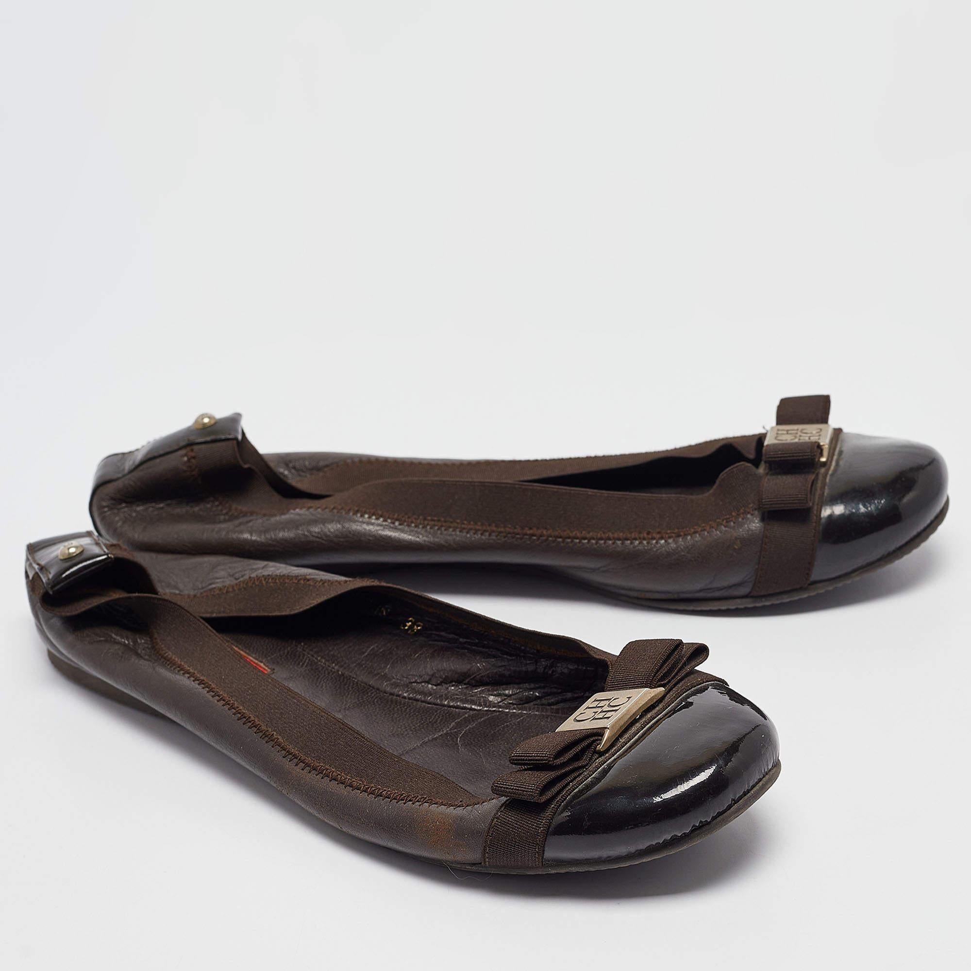 CH Carolina Herrera Leder Lack Cap Toe Bow Scrunch Ballettschuhe Größe 38 im Zustand „Gut“ im Angebot in Dubai, Al Qouz 2